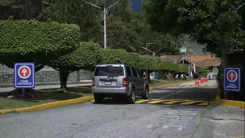 Canales de entrada del club con tótems y barreras